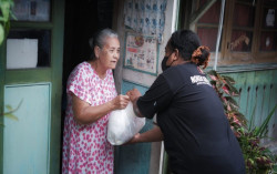 Noken Solutions Community Ajak Masyarakat Berbagi di Tengah Pandemi