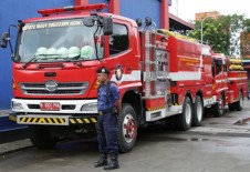 Demi Sebuah Kartu ATM, Petugas Damkar Bongkar Gorong-Gorong  