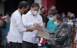 Kocak! Jokowi ke Jogja Bagikan Bantuan PKL, Malah Dikira Resmikan Warung Soto