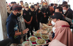 Pelaku UMKM Terharu saat Produknya Diborong Sandiaga