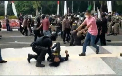 Viral Kekerasan Polisi Banting Mahasiswa hingga Kejang-kejang