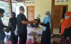 Unisa Yogyakarta Bantu Warga Mrisi Kelola Sampah Plastik