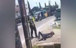Lagi, Seorang Anggota Polisi Pukuli Warga hingga Terkapar
