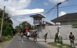 Puluhan Spanduk dan Rontek di Bantul Dibongkar Aparat