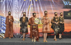 Unik dan Keren! Shibori dengan Pewarnaan Alam Daun Mahoni