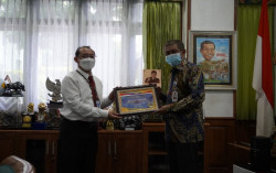 Kanwil Ditjen Perbendaharaan DIY Serahkan Penghargaan Opini WTP LKPD 2020 ke Pemkot Jogja