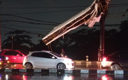 Hujan Disertai Angin Kencang, Pohon hingga Baliho di Sleman Bertumbangan