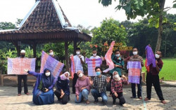 Berdayakan Santri dengan Jumputan dan Ecoprint