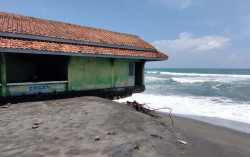 Abrasi, Begini Potret Mengerikan Bangunan TPI di Pantai Trisik yang Menggantung