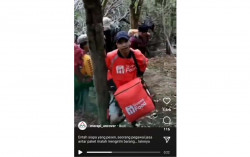 Viral Pria Berpenampilan Kurir Antar Makanan di Gunung, Warganet Tanggapi Begini...