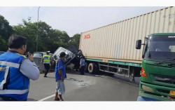 Tak Kuat Menanjak, Truk Kontainer Timpa 2 Mobil