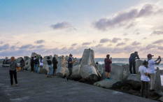 Pengunjung Pantai Glagah Melonjak
