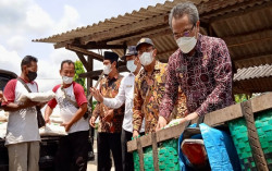 Keliling Pakai Keranjang, Komunitas Wedhos Bagikan Sembako di Hari Sumpah Pemuda
