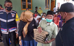 Ikut Vaksinasi Covid-19, Lansia di Magelang Dapat Hadiah Ayam