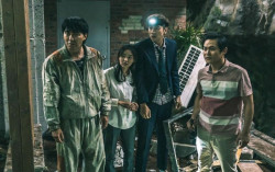 Tayang Perdana, Sinkhole Sajikan Penyelamatan Diri Berbalut Tawa & Duka