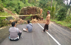 Longsor, Batu Besar Tutup Jalur Bandara YIA-Borobudur