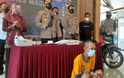 Asyik Main HP, Petani Dirampok Pencari Burung