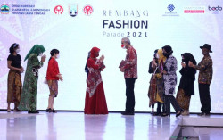 Puluhan Model Tampil Menawan di Atas Catwalk "Rembang Fashion Parade 2021"