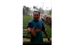 Bukannya Sedih Mobilnya Hanyut Terkena Banjir, Pria Ini Malah Santai dan Tebar Senyum