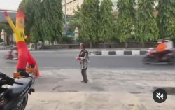 Viral Pria Joget Bareng Boneka Toko Cat, Tetap Goyang Meski Jalanan Ramai