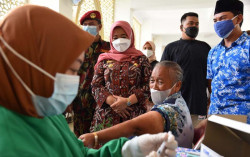 Tinjau Vaksinasi, Ini Pesan Bupati Sleman Kustini Sri Purnomo