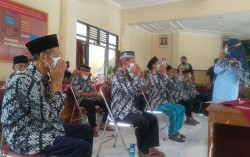 Tingkatkan Daya Imun, Para Lansia Lakukan Relaksasi