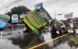 Bus Terguling di Simpang Empat Demak Ijo