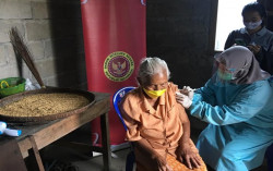 Didatangi ke Rumah, Ratusan Warga Lereng Merapi Ikut Vaksinasi