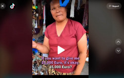 Viral Penjual Kerajinan Ngomong Inggris dengan Bule, Sampai Ngerti Jokes-nya