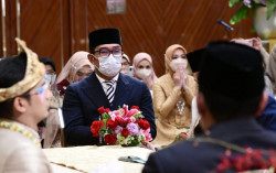 Ridwan Kamil Saksi Pernikahan Ria Ricis, Beri Hadiah Lukisan Karya Sendiri
