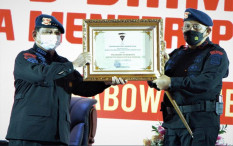 Prabowo Dikukuhkan sebagai Warga Kehormatan Brimob, Warganet Riuh