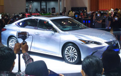 Lexus ES 300h Gunakan Baterai Kecil, Ini Keunggulannya