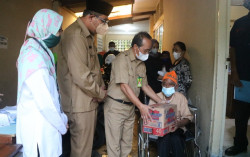 Difabel Kulonprogo Diberi Bantuan Laptop hingga Smartphone