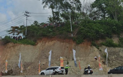 Nekat, Warga Naik ke Atas Bukit Demi Nonton Balapan di Sirkuit Mandalika