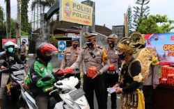 Gatotkaca Turun ke Jalan Ajak Warga Pakai Masker dan Ikut Vaksinasi