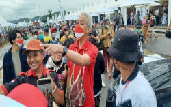 Datangi Gerai UMKM di Sirkuit Mandalika, Ganjar Cari Kaos