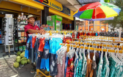 Wisatawan Berdatangan, Suvenir Kaus Pantai Mulai Laku Terjual