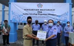 Wujud Pengabdian Masyarakat, ITDA Salurkan Bantuan ke Warga Sekitar