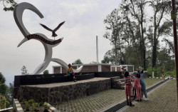 MUBENG TIDAR: Geliat Wisata di Puncak  Paku Tanah Jawa