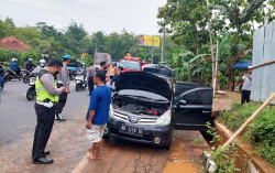 Ngeri! Mobil Penuh Penumpang Terbakar di Patuk