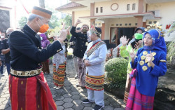 Ganjar Minta Bupati & Wali Kota Beri Penghargaan ke Guru Honorer