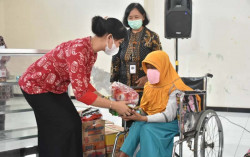 Penyandang Disabilitas Dapat Bantuan Alat Jahit sampai Alat Pijat