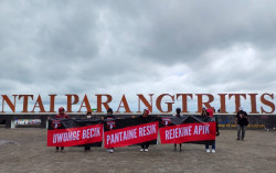 Edukasi Wisatawan, Komunitas Ini Bersihkan Pantai Parangtritis