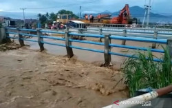 Rel Kebanjiran, Sejumlah Kereta Api Tertahan 