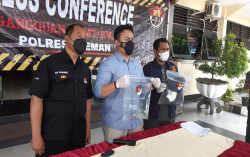 Datang dengan Rombongan Suporter, Pembakar Omah PSS Sleman Menyerahkan Diri