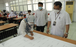 Komitmen Tingkatkan Mutu Pendidikan Tinggi, Pegawai LLDikti Wilayah V Tandatangani Pakta Integritas