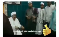 Viral Video Habib Menolak Dicium Tanggannya oleh Santri, Ternyata Ini Alasannya