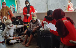Anoman Datangi Rumah Warga Kalinegoro untuk Vaksinasi Covid-19