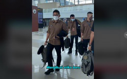 Sandiaga Uno Ajarkan agar Tas Ransel Dijinjing saat Naik Pesawat, Warganet Pro Kontra