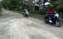Gara-gara Truk Galian C Jalan Ponjong-Bedoyo Rusak Parah